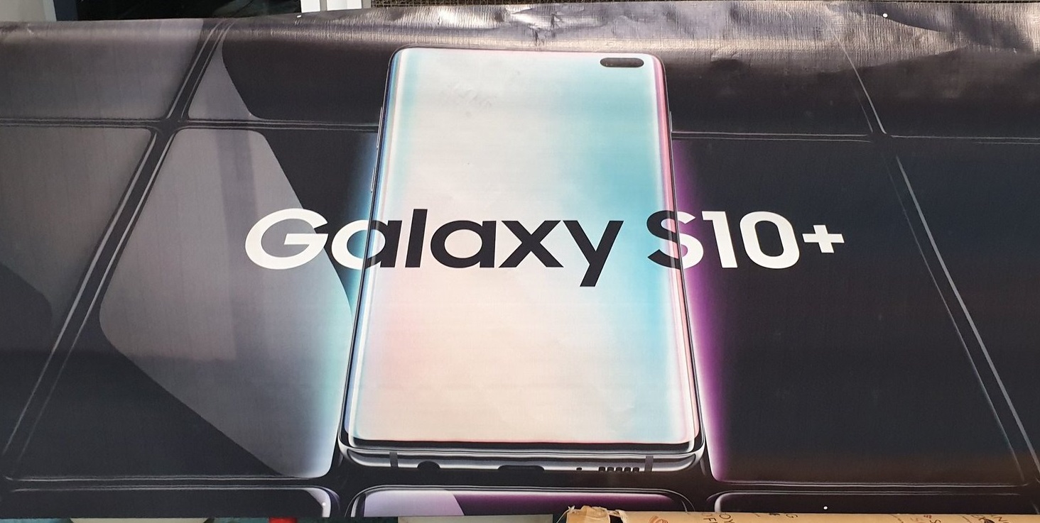 Galaxy S10+ ad banner confirms all screen 'Infinity-O' display with punch hole selfie camera cutout